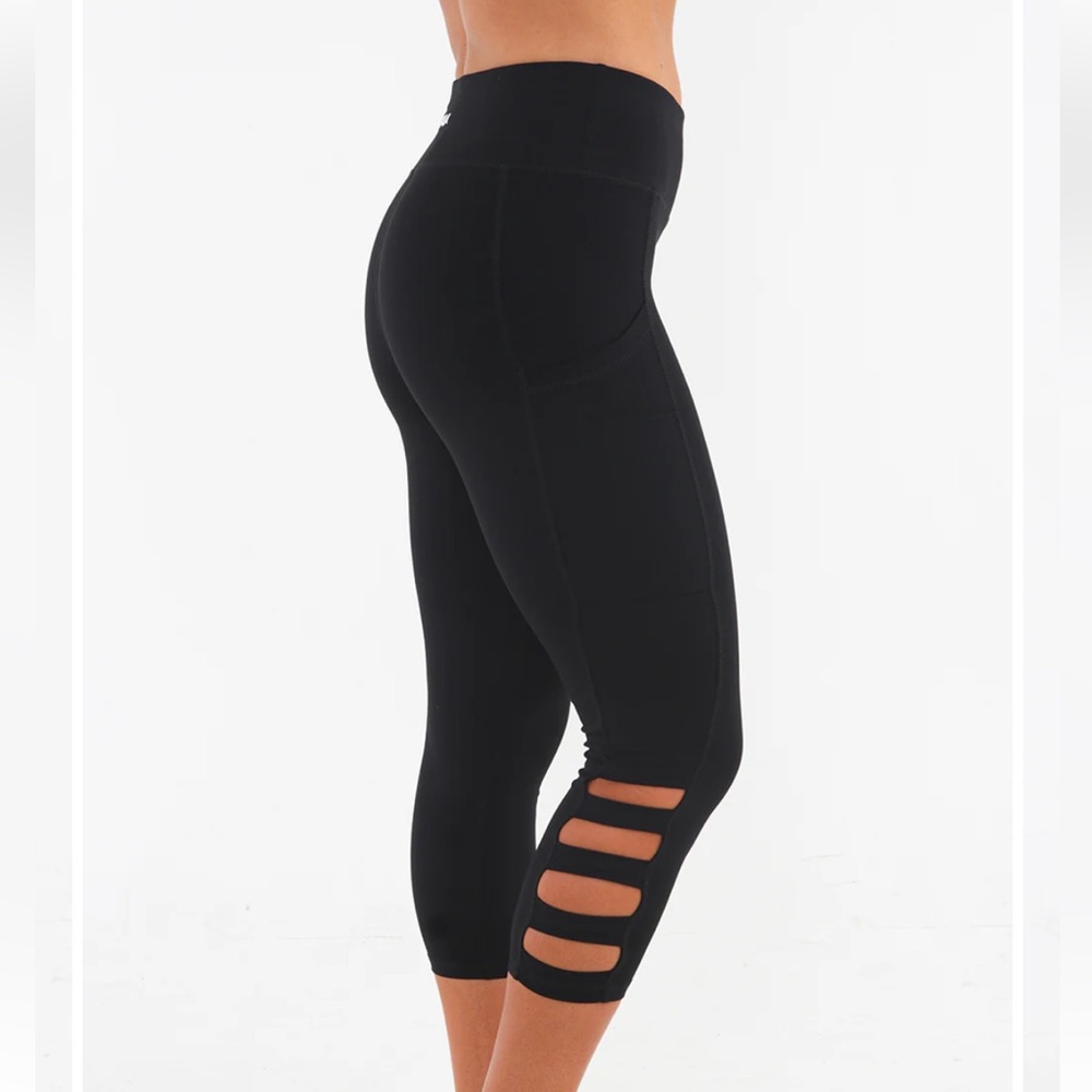Kiava Cut Out Black Capris Size Small